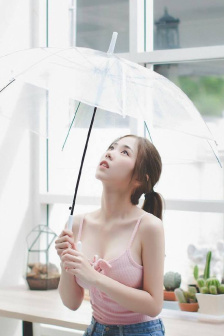 男生脱了她裤子摸进她的内裤亲吻